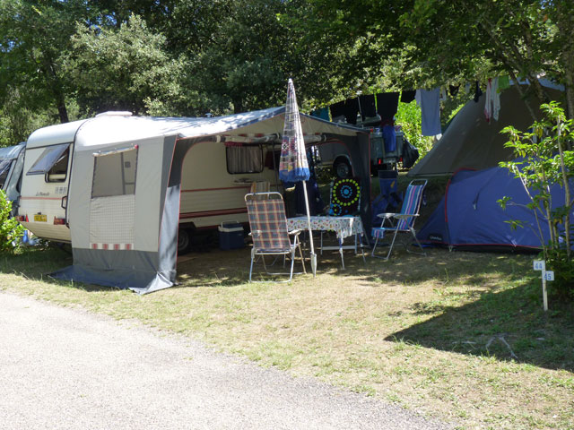 emplacement ombragés au camping la butte en dordogne perigord a la roque gageac