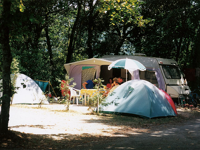 emplacements ombragés du camping la Butte en dordogne-périgord Noir proche de sarlat à la roque gageac
