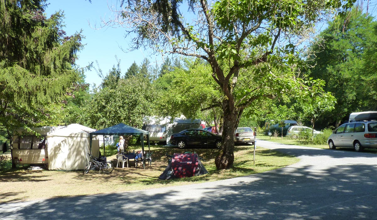 emplacement ombrages du camping dordogne 3 etoiles la butte dans le perigord pres de sarlat