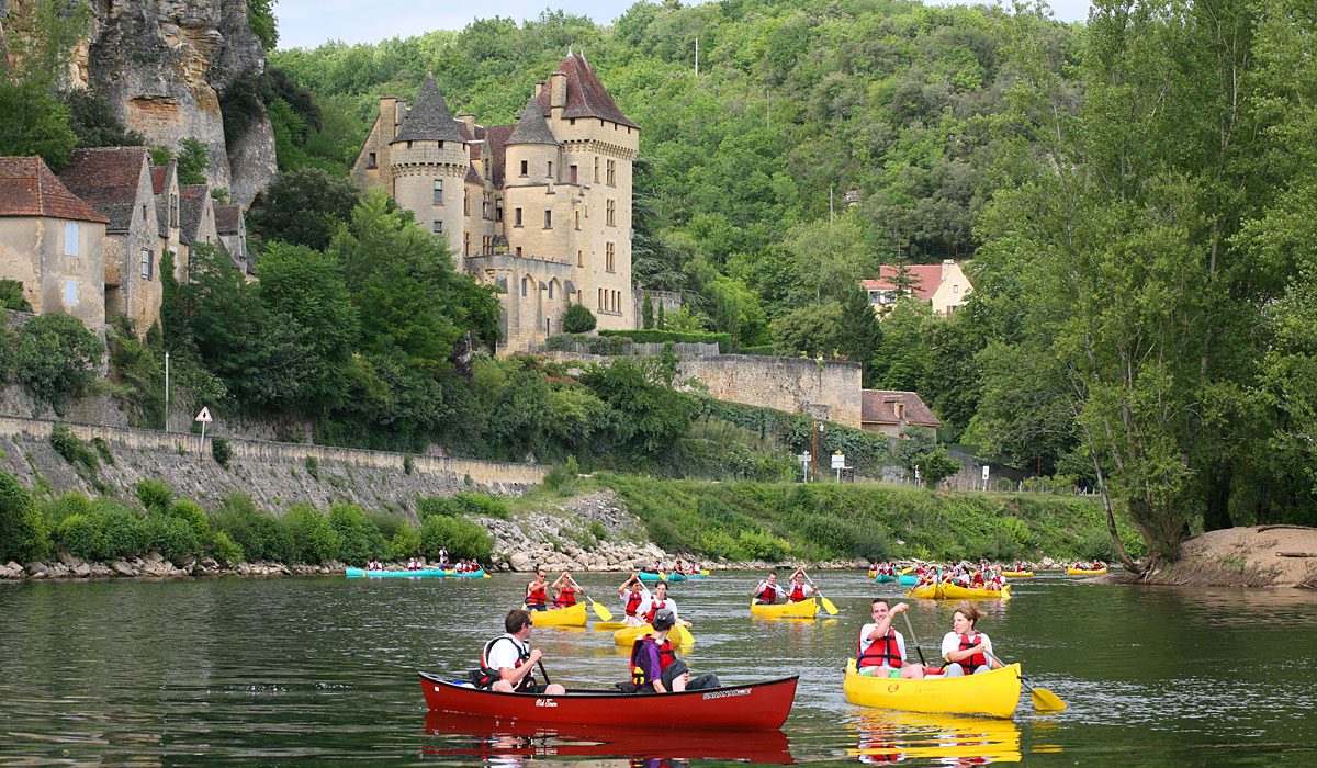 descente familial en canoë sur la rivière Dordogne avec le camping la butte à la roque gageac en périgord noir prés de sarlat