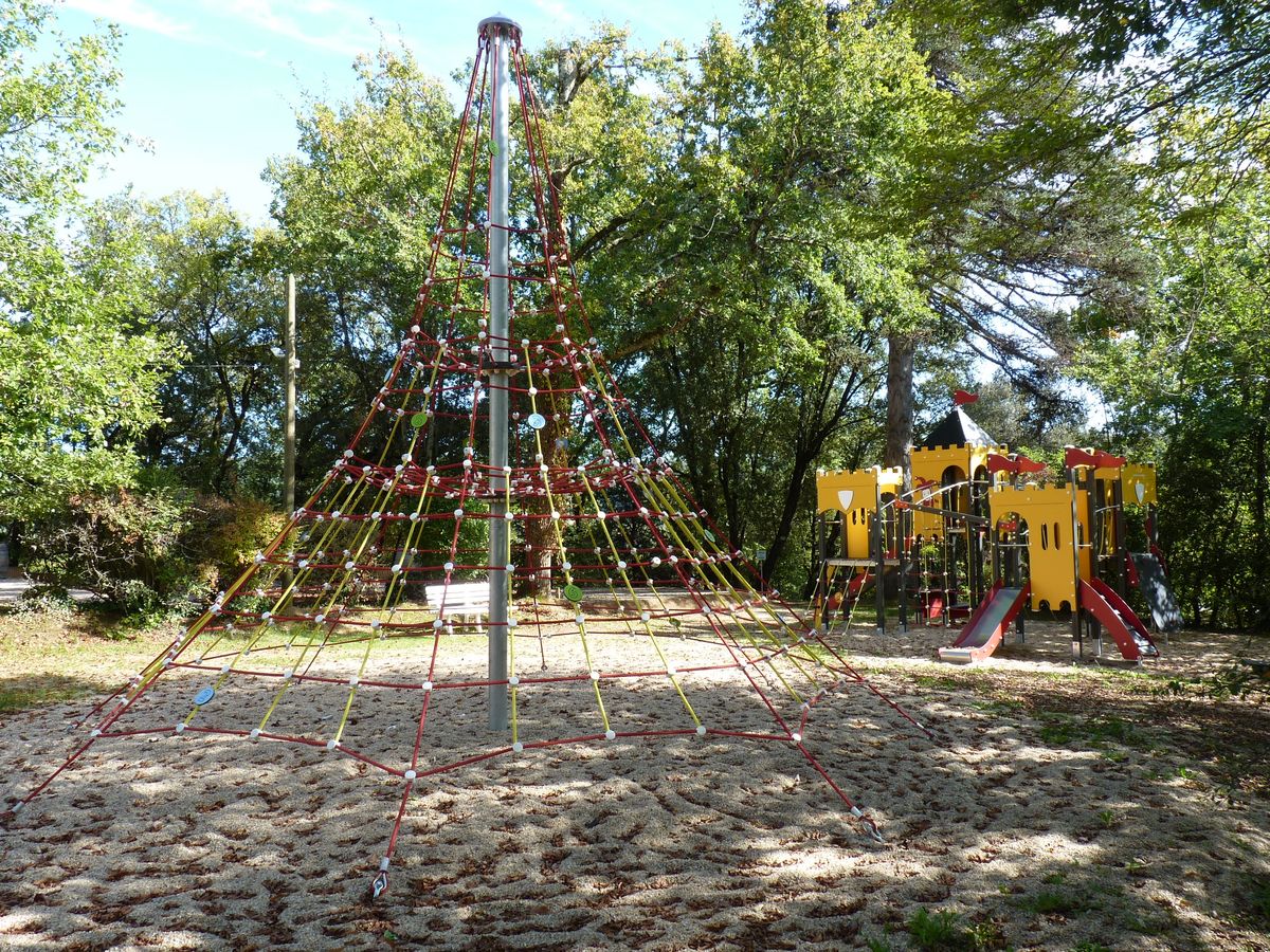 aire de jeux enfants au camping la butte en dordogne perigord noir