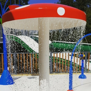 jeux d'eau de la piscine du camping la butte en Dordogne Périgord noir