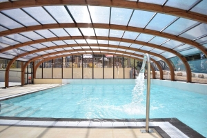 piscine chauffe couverte avec jacuzzi au camping la butte en Dordogne Perigord