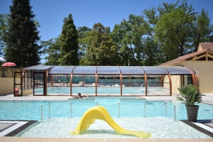 parc aquatique avec piscines couvertes , jacuzzi en bordure de la rivière Dordogne au camping 3 étoiles en Périgord noir