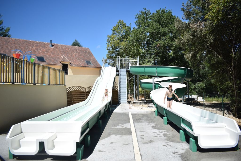 piscines avec toboggans aquatique en bordure de rivière Dordogne dans le Périgord noir