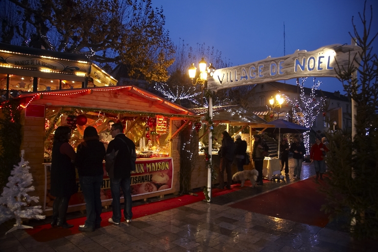 marché de noël dans le Périgord à sarlat prés de la roque gageac