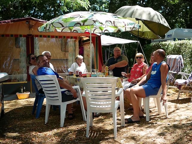 emplacement familial au camping la butte en Dordogne Perigord proche de sarlat