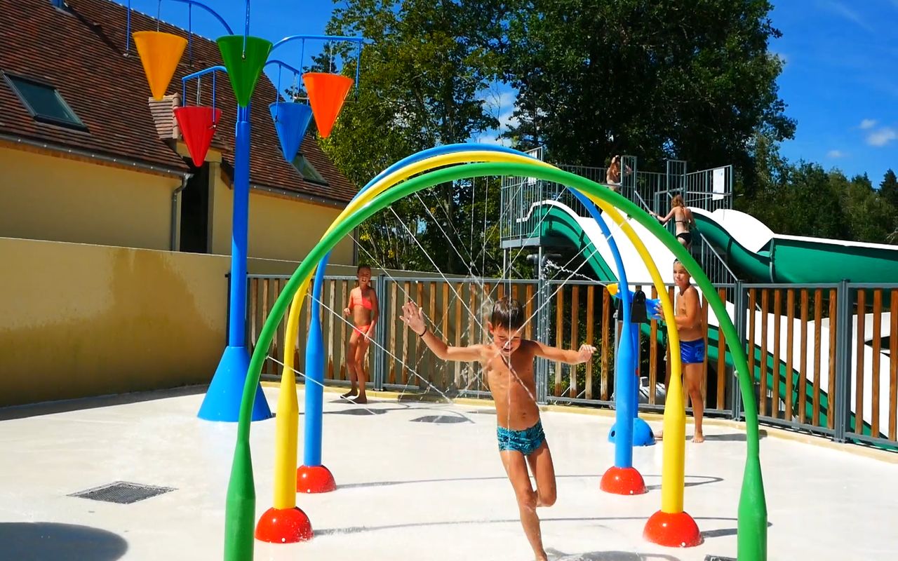 jeux dans le parc aquatique du camping la butte en dordogne perigord