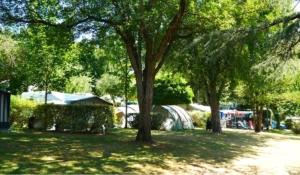 camping avec emplacements ombrages au centre du perigord noir en dordogne