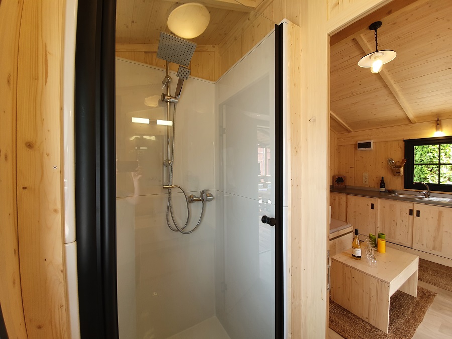 salle de bain d'une location de cabane en dordogne perigord noir