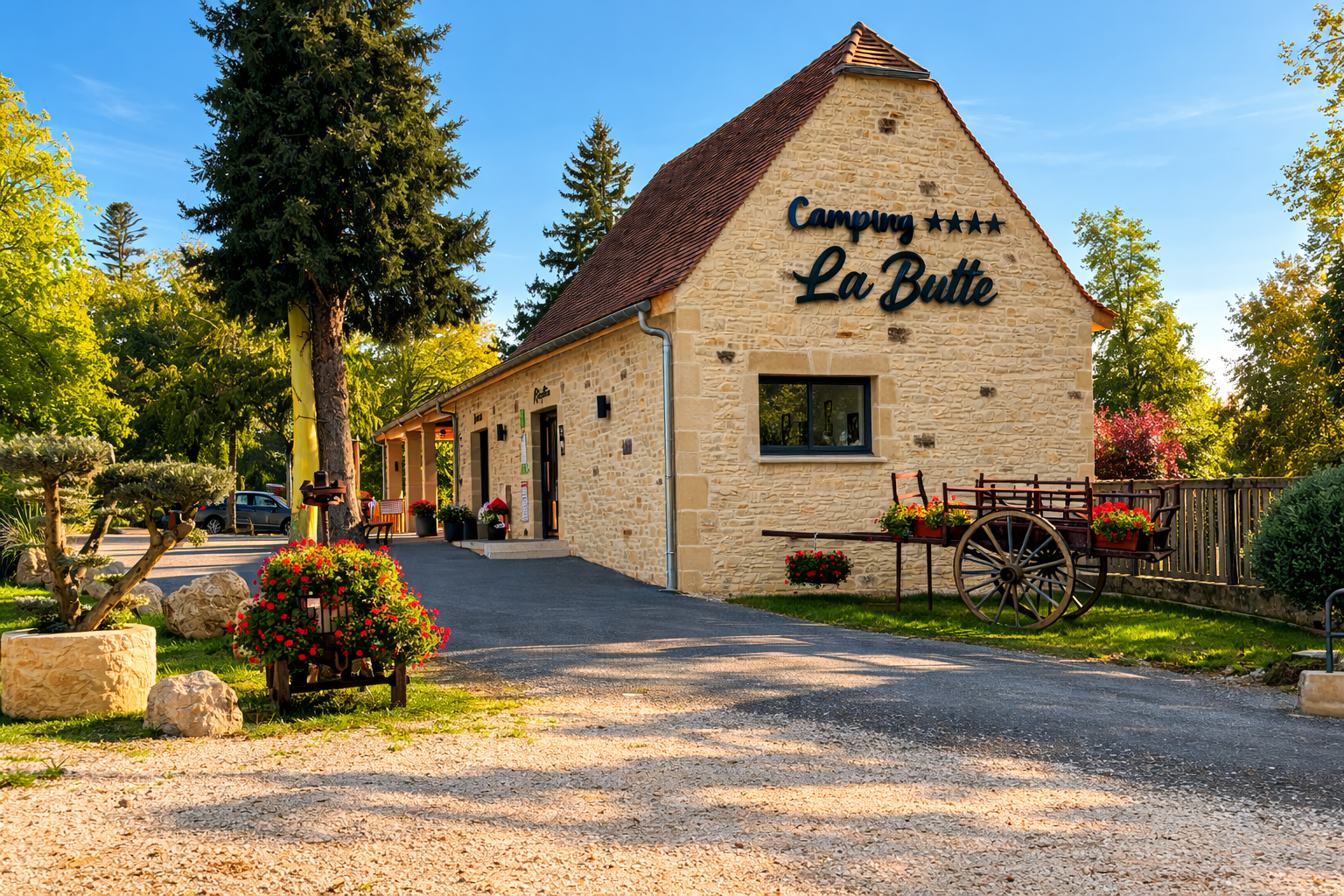 camping-dordogne-perigord-noir-la-roque-gageac-reception-bord-de-riviere